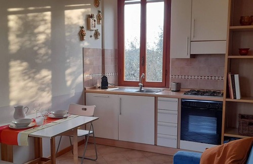 Querceta Apartment | Colorful apartment on the 1st floor of a farmhouse among the olive trees 3 km from the sea