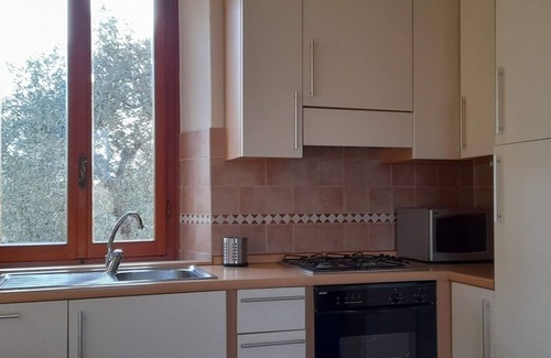 Querceta Apartment | Colorful apartment on the 1st floor of a farmhouse among the olive trees 3 km from the sea