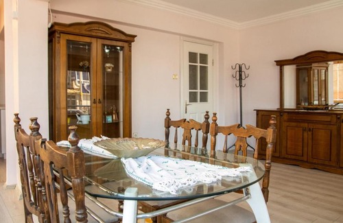 Guzelbahce Apartment | Colorful Apartment with Sea View near Sea in Guzelbahce Izmir