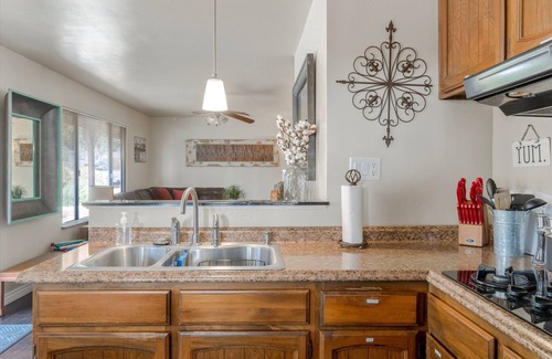 Paso Robles House | Colorful Artist's Bungalow Walk Downtown Paso
