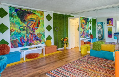 Downtown Atlanta Apartment | Colorful Atlanta Vacation Rental - Walk to Dtwn!