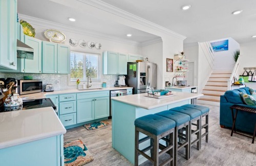 Tar Bay House | Colorful Beach Home w/Ocean Front View + 2 Master Bedrooms
