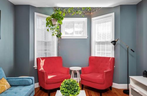 South Side Apartment | Colorful, Comfy & Modern - Close to NYC - Parking!