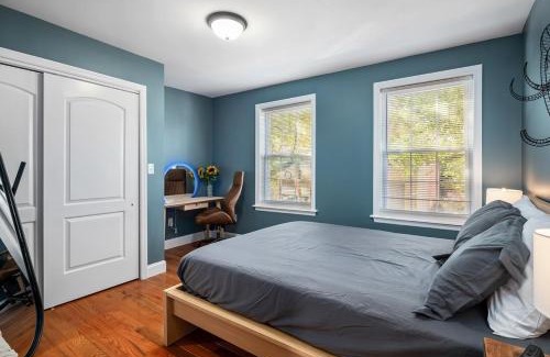 South Side Apartment | Colorful, Comfy & Modern - Close to NYC - Parking!