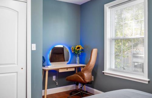 South Side Apartment | Colorful, Comfy & Modern - Close to NYC - Parking!