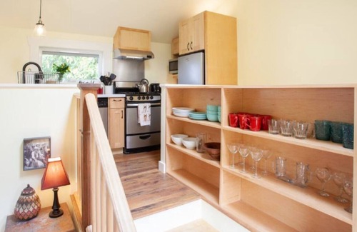 Columbia City Cottage | Colorful Cottage Close to Lake Washington