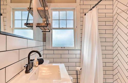 Historic District House | Colorful & Cozy 2 Bedroom + Bonus Study