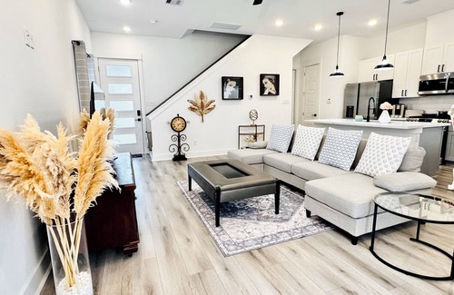 North Houston House | Colorful Dining Experience in Cozy Getaway