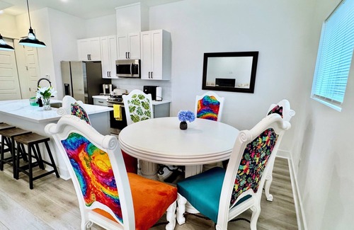 North Houston House | Colorful Dining Experience in Cozy Getaway