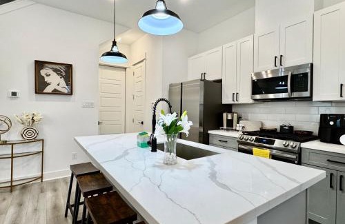 North Houston House | Colorful Dining Experience in Cozy Getaway