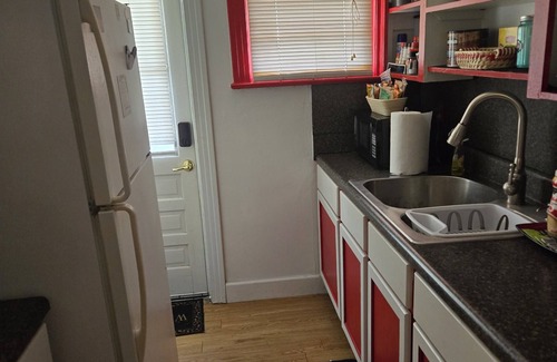 Murray Hill House | Colorful Family Friendly, Pet Friendly Bungalow, Sleeps 6 - Jacksonville, FL