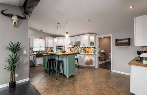 San Carlos House | Colorful Family Oasis - Hot Tub - Pool Table