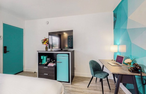 Nob Hill Hotel | Colorful Family Suite in Nobhill
