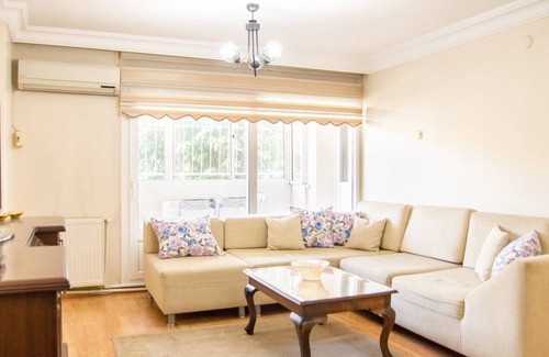 Bayraklı Apartment | Colorful Flat with Balcony in Bayrakli