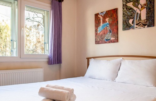 Bayraklı Apartment | Colorful Flat with Balcony in Bayrakli