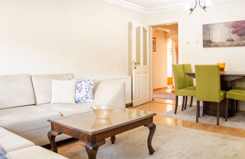 Bayraklı Apartment | Colorful Flat with Balcony in Bayrakli