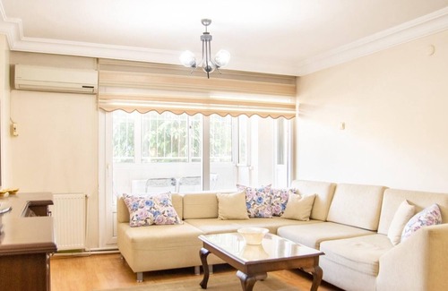 Bayraklı Apartment | Colorful Flat with Balcony in Bayrakli