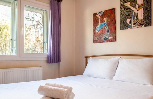 Bayraklı Apartment | Colorful Flat with Balcony in Bayrakli