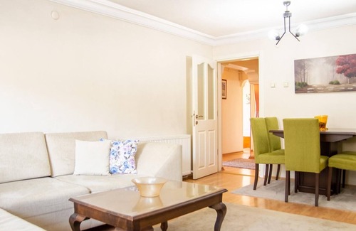 Bayraklı Apartment | Colorful Flat with Balcony in Bayrakli
