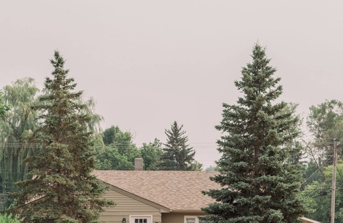 Rapid City House | Colorful & FUN 4 bdrm, 6 beds, 2 baths, Hot Tub & Outdoor Living in Rapid City!