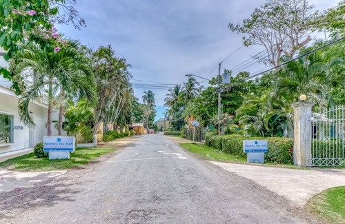 Puntarenas Cottage | Colorful getaway w/ shared pool/gardens & a great beachfront location!