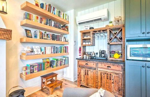 Arrow Point House | Colorful Golden Getaway w/Panoramic Views!
