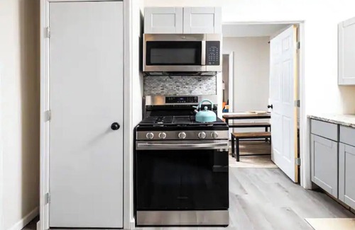 Lubbock House | Colorful home|Gazebo|Walk to Texas-Tech and UMC