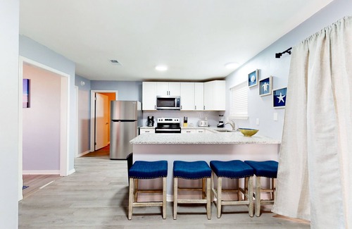 Ono Island House | Colorful home with inviting patio, pack-n-play, WiFi, & washer/dryer