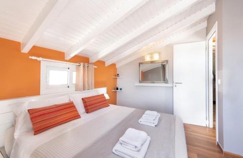 Petaloudes Apartment | Colorful House (Attic)