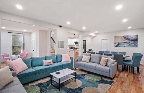 Bluemont House | Colorful Large City Gatherings
