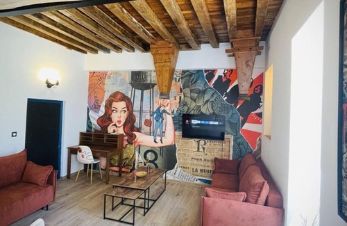 Montaigu-le-Blin Cottage | Colorful Pop Art Home, 6 People, Near Vichy