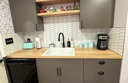 Grand Rapids House | Colorful Quirky 2-bdrm house. Sleeps 6. Private yard. 2 miles from dwtn GR.