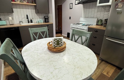 Grand Rapids House | Colorful Quirky 2-bdrm house. Sleeps 6. Private yard. 2 miles from dwtn GR.