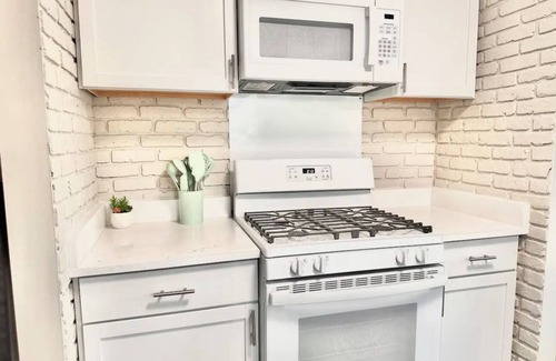 Madison Heights House | Colorful Retreat, w/Firepit and 2 TV's. By Royal Oak!