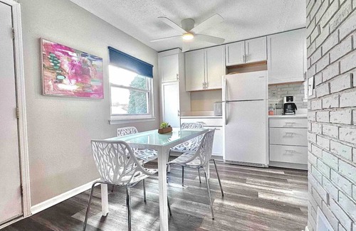 Madison Heights House | Colorful Retreat, w/Firepit and 2 TV's. By Royal Oak!