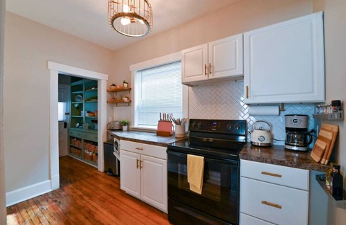 Southeast Omaha Apartment | Colorful Retro Stay near the Zoo