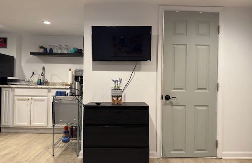 Northeast House | Colorful Suite in CapitolHill+ Free Parking