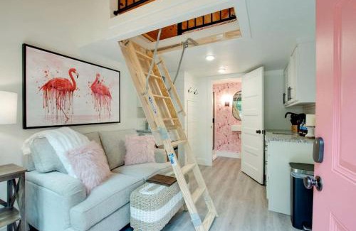 Groveoak House | Colorful Tiny House with Outdoor Sauna and Jacuzzi in Alabama
