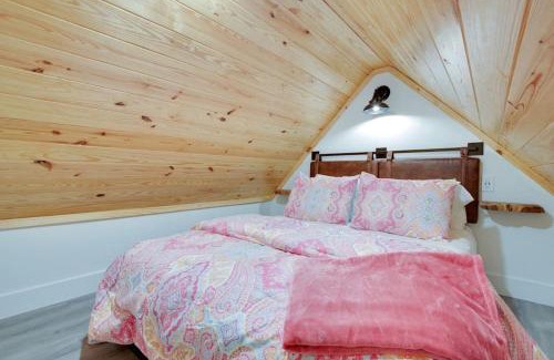 Groveoak House | Colorful Tiny House with Outdoor Sauna and Jacuzzi in Alabama