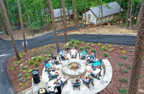 Groveoak House | Colorful Tiny House with Outdoor Sauna and Jacuzzi in Alabama