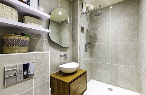 Canonbury Apartment | Colourful and Cosy Home in De Beauvoir Town