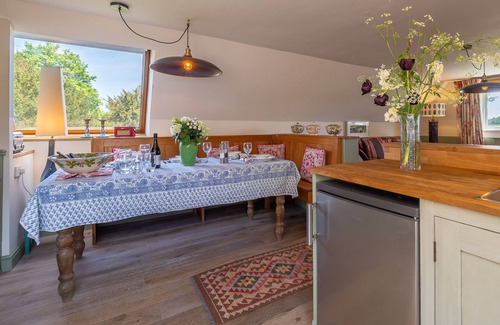 Stansfield Cottage | Colourful and cosy rural hideaway - Aspen Loft