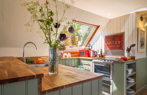 Stansfield Cottage | Colourful and cosy rural hideaway - Aspen Loft