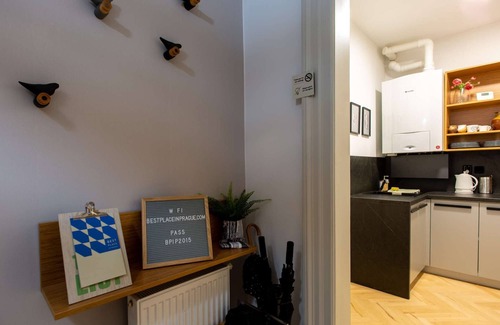 Prague 2 Apartment | Colourful apartment with 3 bedrooms in hip location
