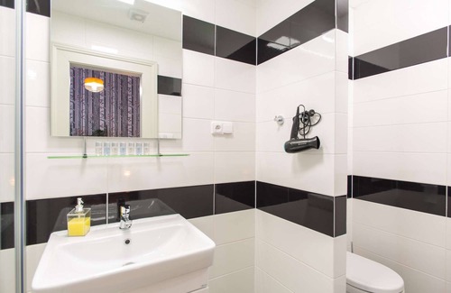 Prague 2 Apartment | Colourful apartment with 3 bedrooms in hip location