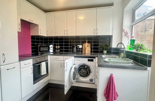 Saffron Walden House | Colourful home in Saffron Walden | Walk to town
