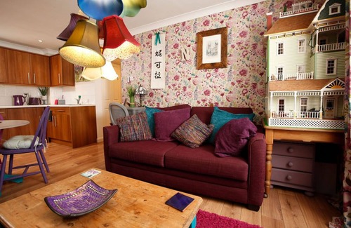 Welwyn Garden City Apartment | Colourful Quirky Apartment Opposite Shire Park