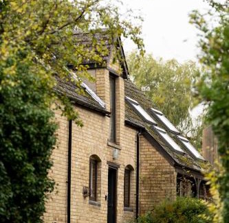 Oxford House | Colthorn Farm Cottage By Aryas Properties - Oxford