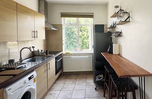 Edgware Apartment | Columbia Ave: 3 bedroom Artistic and Modern Retreat