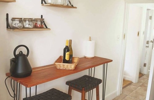 Edgware Apartment | Columbia Ave: 3 bedroom Artistic and Modern Retreat